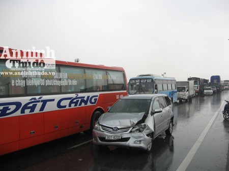 Ùn tắc giao thông nghiêm trọng trên cầu Thanh Trì theo chiều về Hà Nội.
